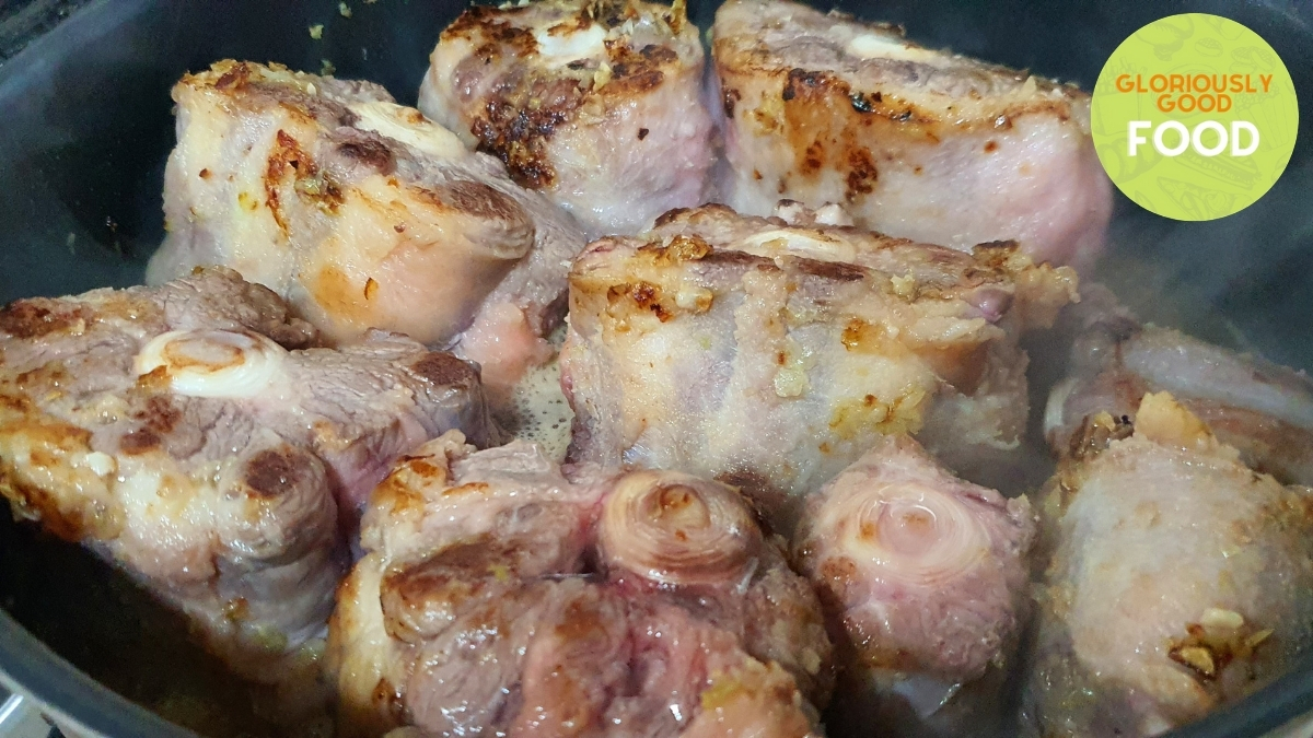 Coda alla vaccinara | oxtail vaccinara - browning the meat and simmering in white wine